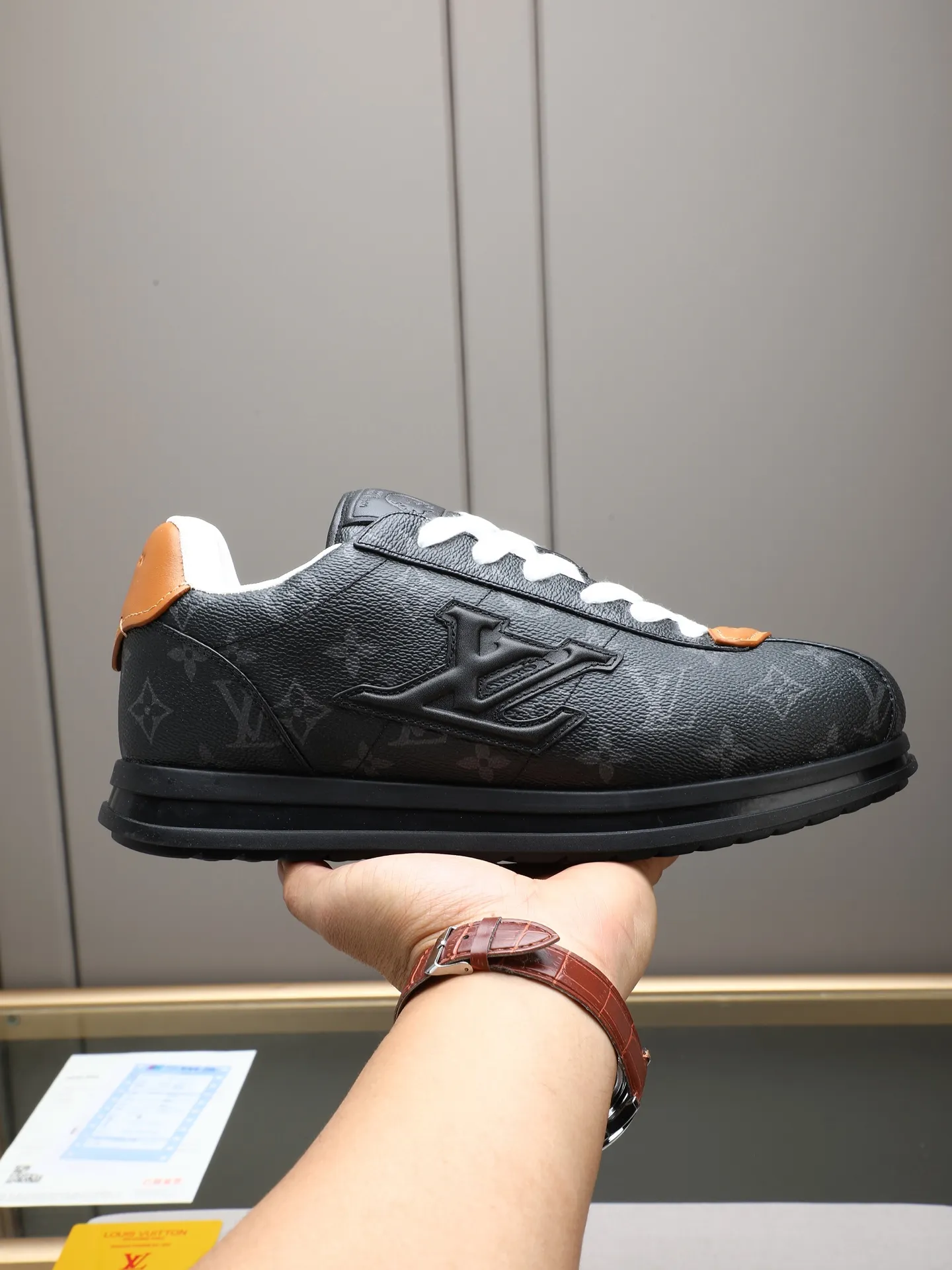 PP560 LV Louis Vuitton L Jialu Brand Runner Tatic Series Thick-soled Casual Sports Shoes Running Shoes Original purchase, development and production This LV Runner Tatic sports shoe combines technical materials such as mesh fabric and ribbons to interpret the inspiration of traditional mountaineering shoes. LV letters are written on one side, the lariat buckle of the quick lacing system is embellished with Monogram flowers and Louis Vuitton logos, and the light and wear-resistant rubber outsole completes the whole. ▪️Fabric: Original imported cowhide + mesh ▪️Inner lining: Original customized breathable mesh ▪️Sole: Original open-molded anti-slip rubber combination material ▪️Size: Men's 38-44 (customized for 45 and 46)